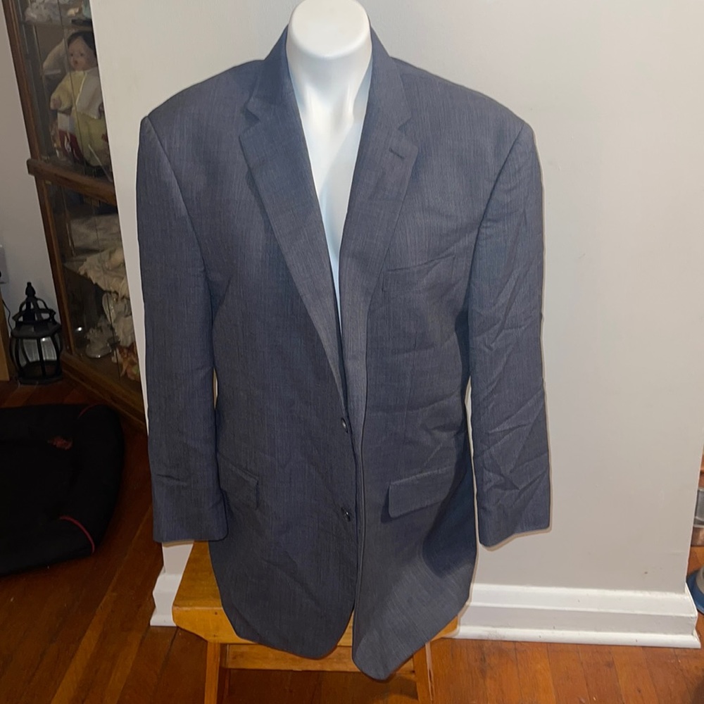 Jos A. Bank Mens Signature Gray Suit. Jacket and Pants included.